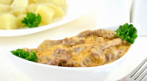 Beef with mushrooms in cream sauce – a hearty dish during the consolidation phase of the Dukan diet